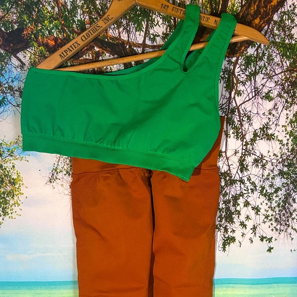 Camila Coelho workout sets - Picture 6 of 13